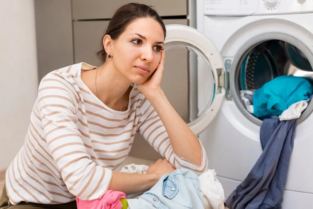 If you leave damp clothes in the washing machine for a long time, they can become wrinkled or clumped