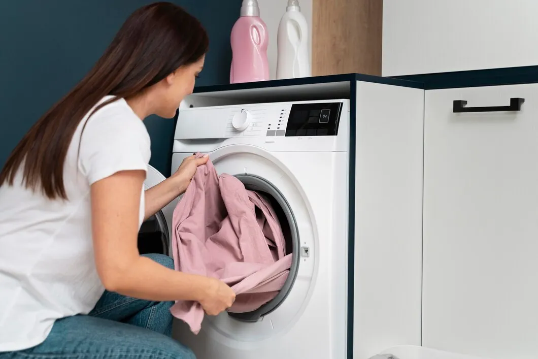 Leaving clothes in the washing machine for too long can lead to the growth of mold, unpleasant odors, and the formation of wrinkles.