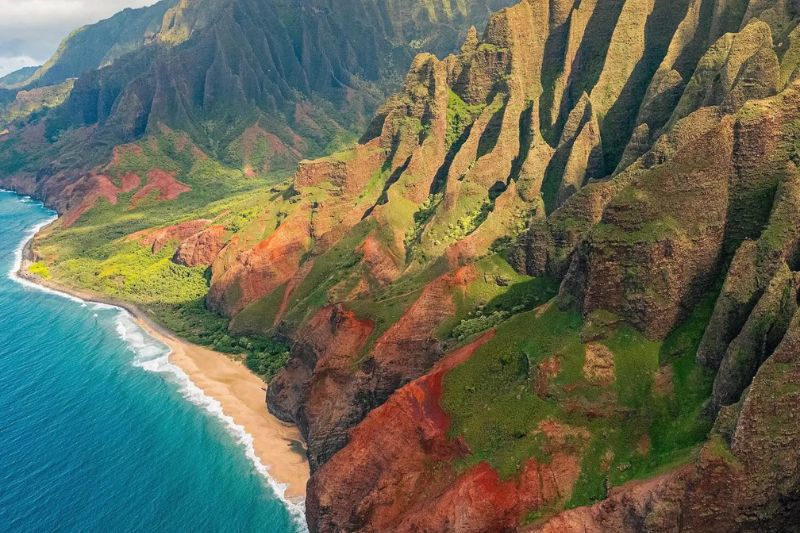 Nā Pali Coast Whether you hike, take a boat, or fly over it, this dramatic coastline is a must see, with towering cliffs, hidden beaches, and cascading waterfalls