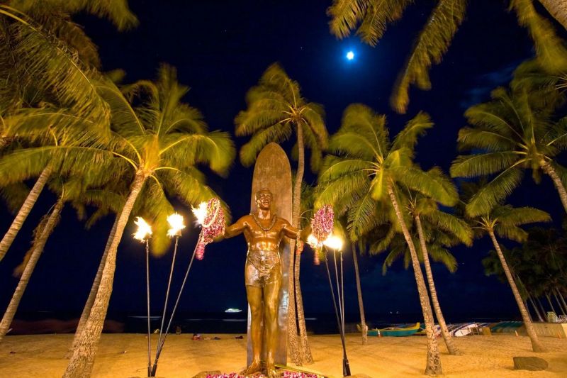 On Kūhiō Beach, a bronze statue of Duke Kahanamoku welcomes you to Waikīkī with open arms