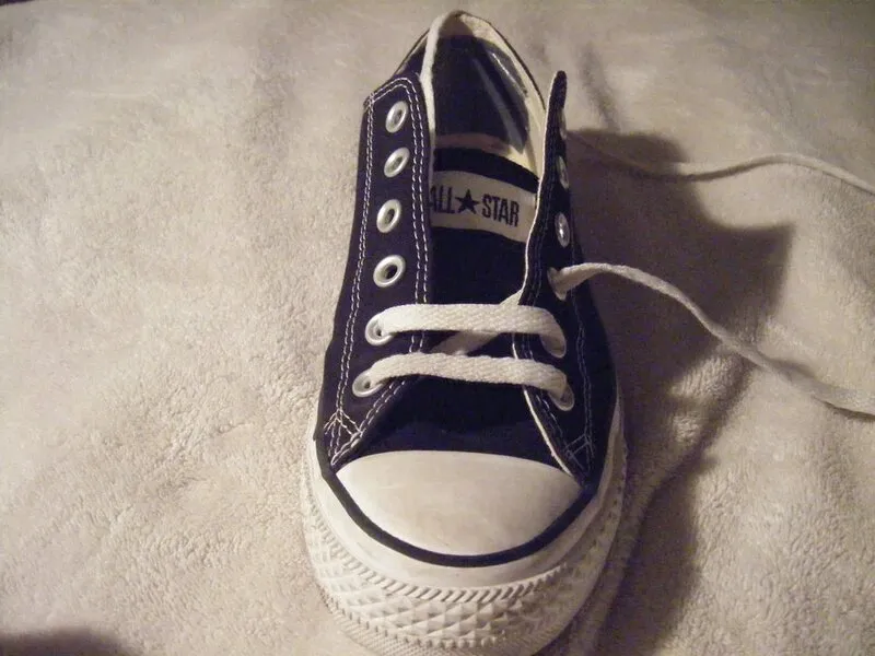 Simple steps to tie 6 hole Converse shoe laces you can apply right away