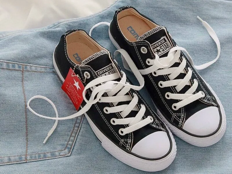 Tie Converse shoe laces in a zigzag shape A fancy way of tying that is loved by young people