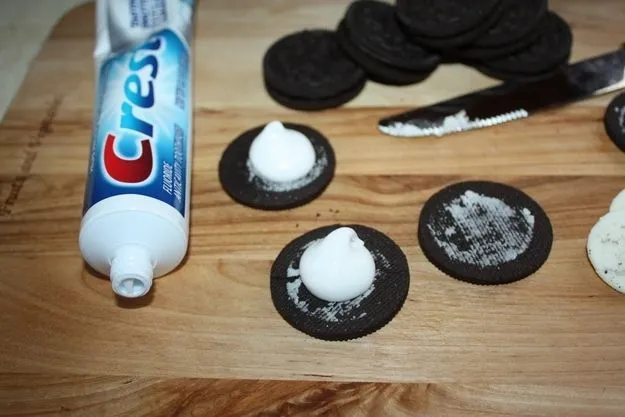 Toothpaste filled Oreos